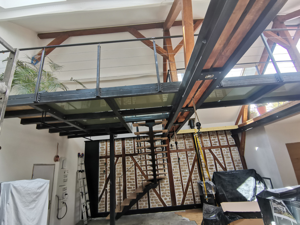 Escalier design en acier patiné avec supports origami et marches en chêne massif