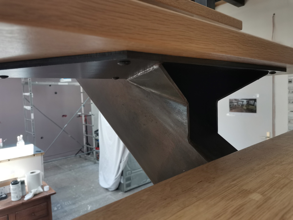 Escalier sur mesure en acier patiné et chêne massif intégré dans un loft contemporain