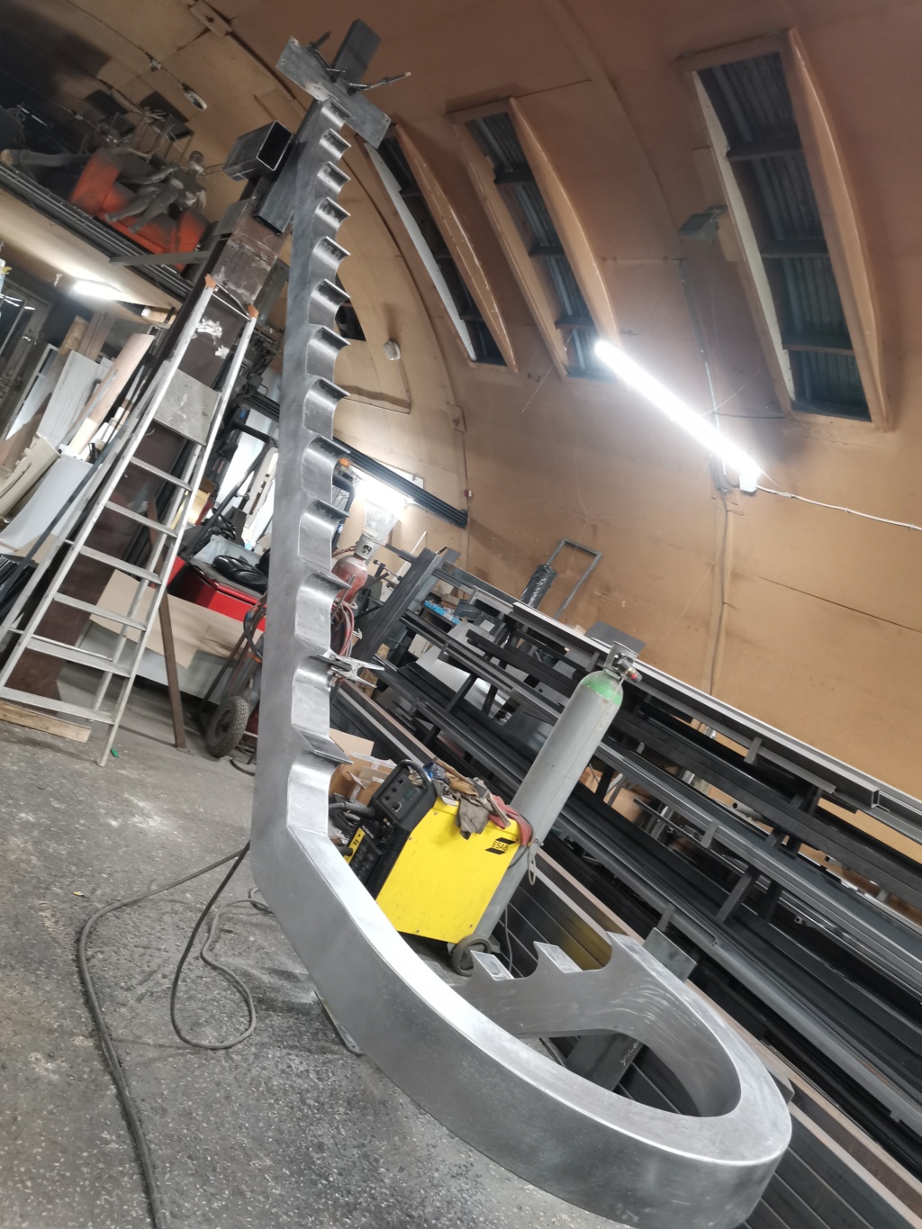 Intégration du garde-corps et des plâtreries du plafond autour de l’escalier Carte Blanche