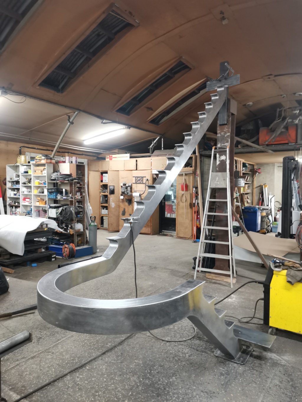 Escalier sur mesure en acier patiné au cœur de la rénovation Carte Blanche