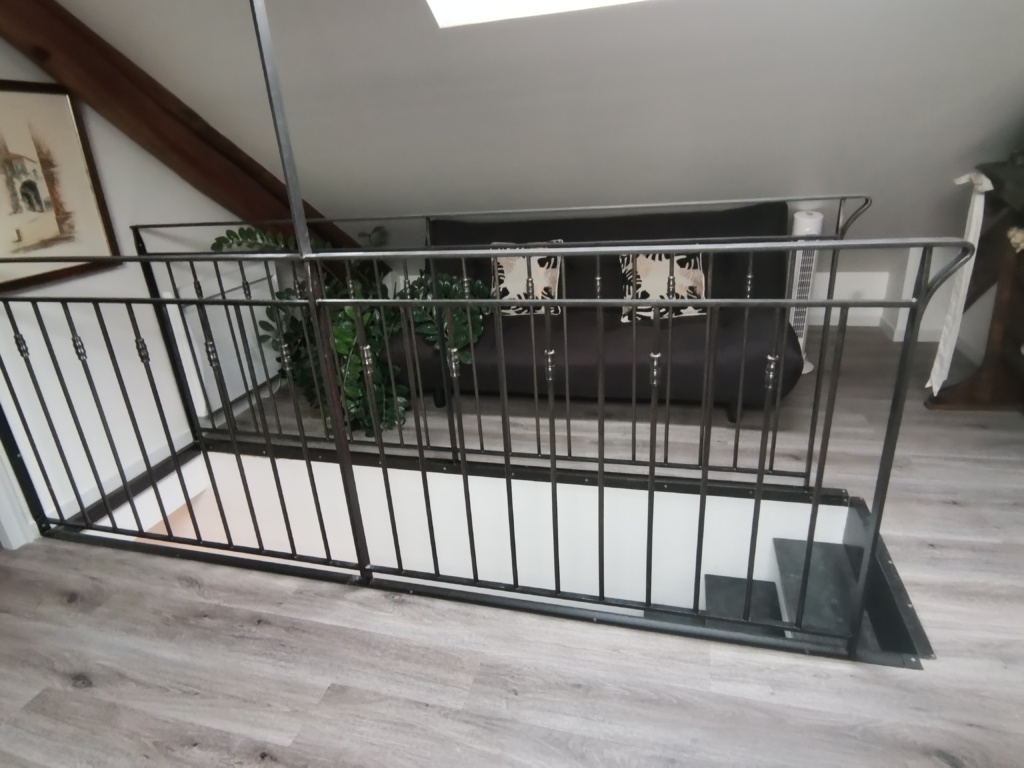 Escalier sur mesure en acier patiné au cœur de la rénovation Carte Blanche