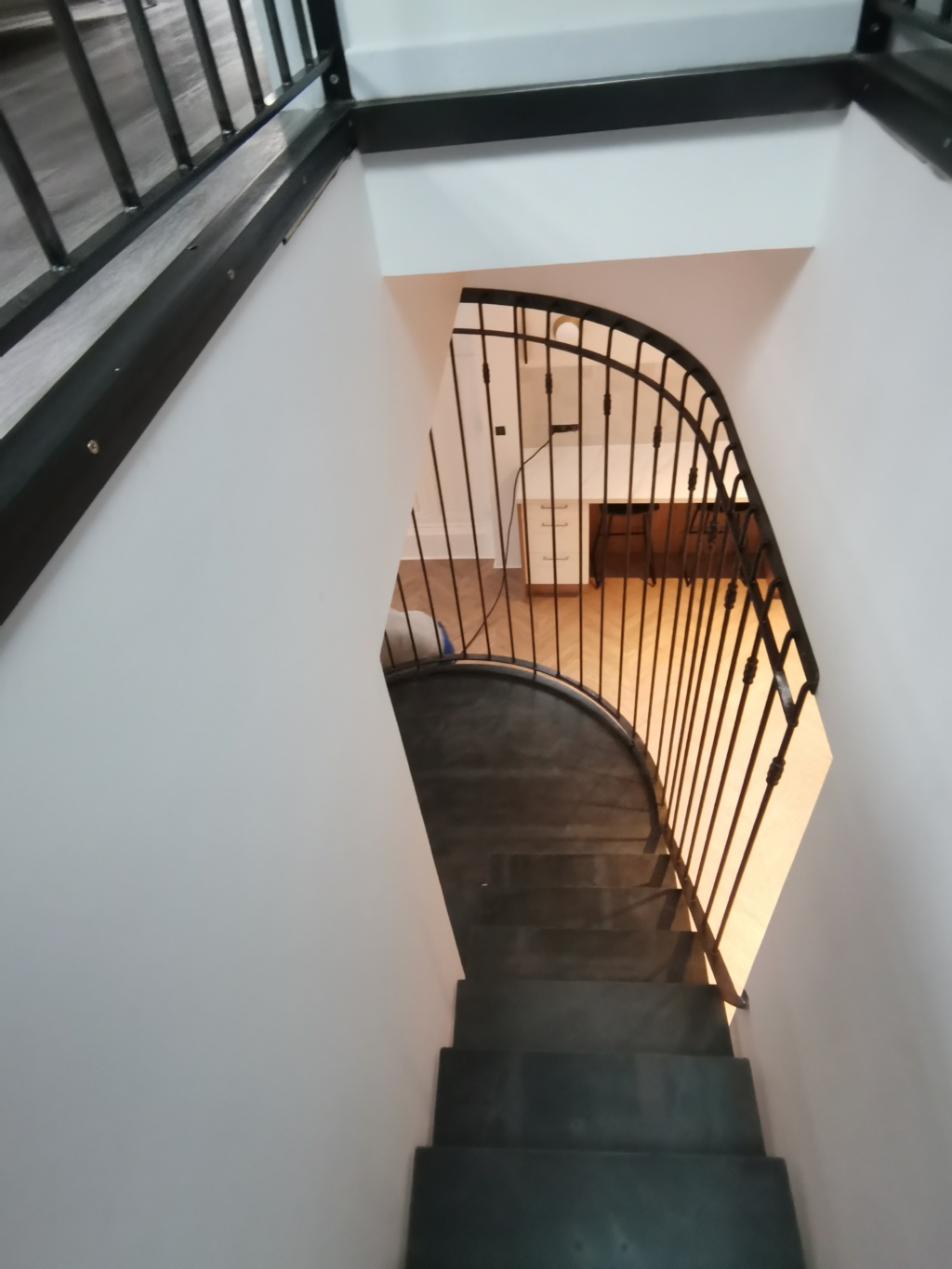 Escalier design en acier patiné, point central de la décoration intérieure Carte Blanche