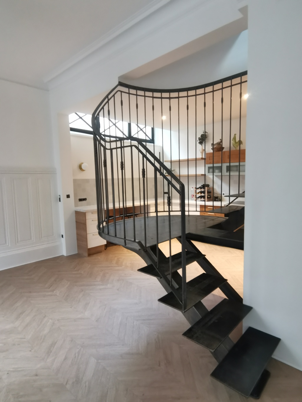 Escalier design en acier patiné, point central de la décoration intérieure Carte Blanche