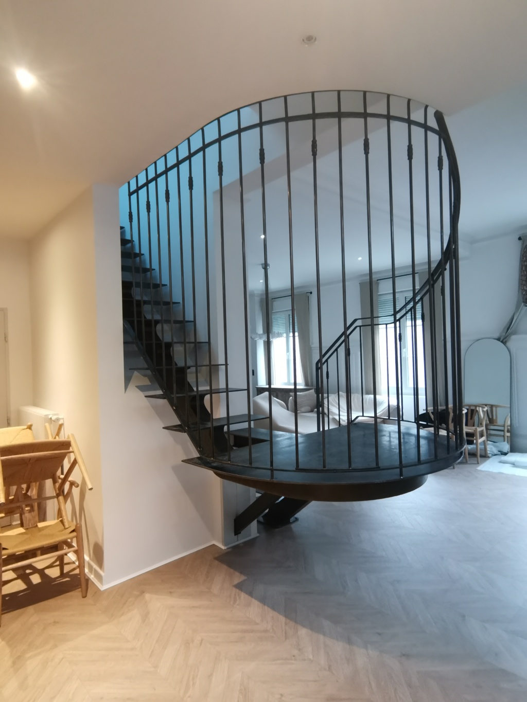 Escalier design en acier patiné, point central de la décoration intérieure Carte Blanche