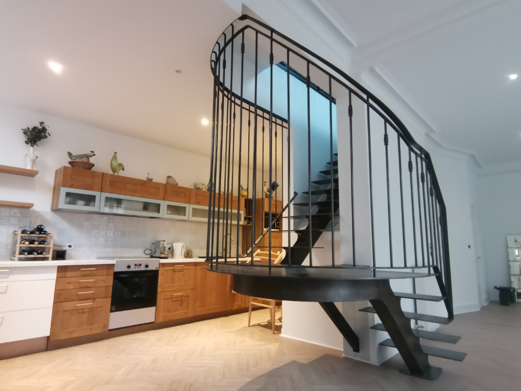 Escalier en acier patiné, élément central du projet Carte Blanche