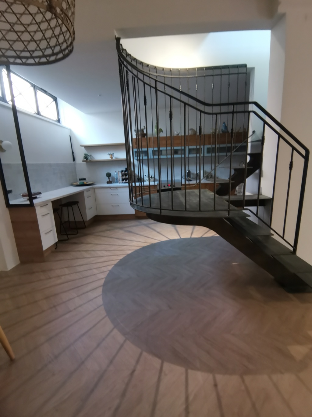 Intégration du garde-corps et des plâtreries du plafond autour de l’escalier Carte Blanche