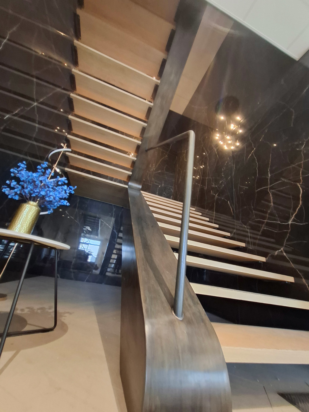 Structure en acier patiné de l’escalier Carte Blanche pour AI, Agenceurs d’intérieur