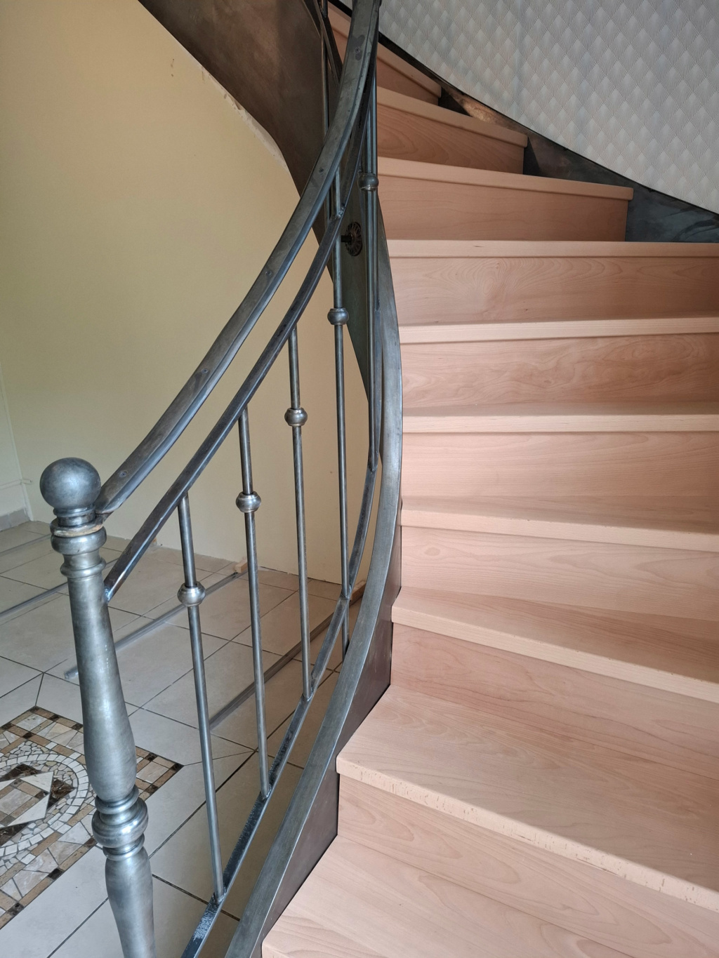 Escalier design sur mesure en acier patiné et hêtre, projet Anne