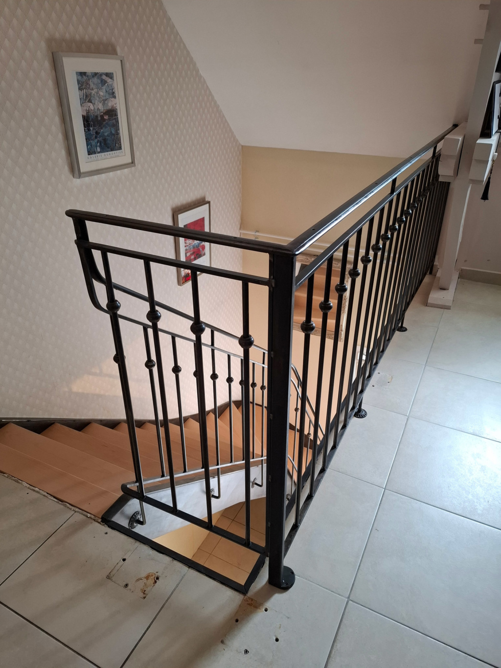 Escalier en acier patiné et hêtre intégré à l’architecture du projet Anne