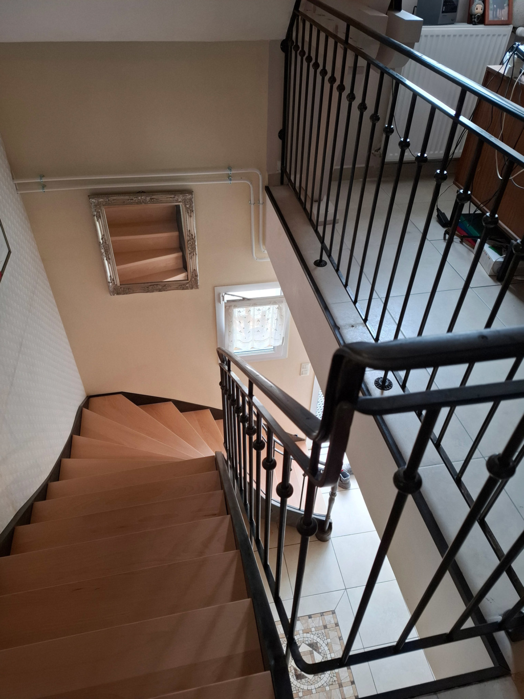 Escalier en acier patiné et hêtre intégré à l’architecture du projet Anne