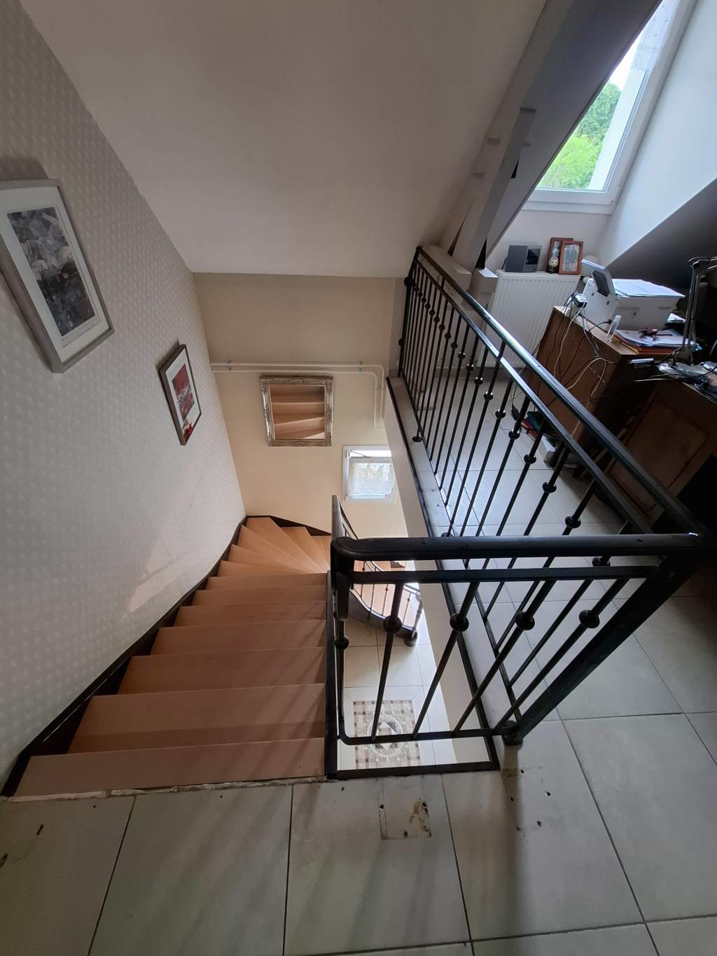 Escalier en acier patiné et hêtre intégré à l’architecture du projet Anne