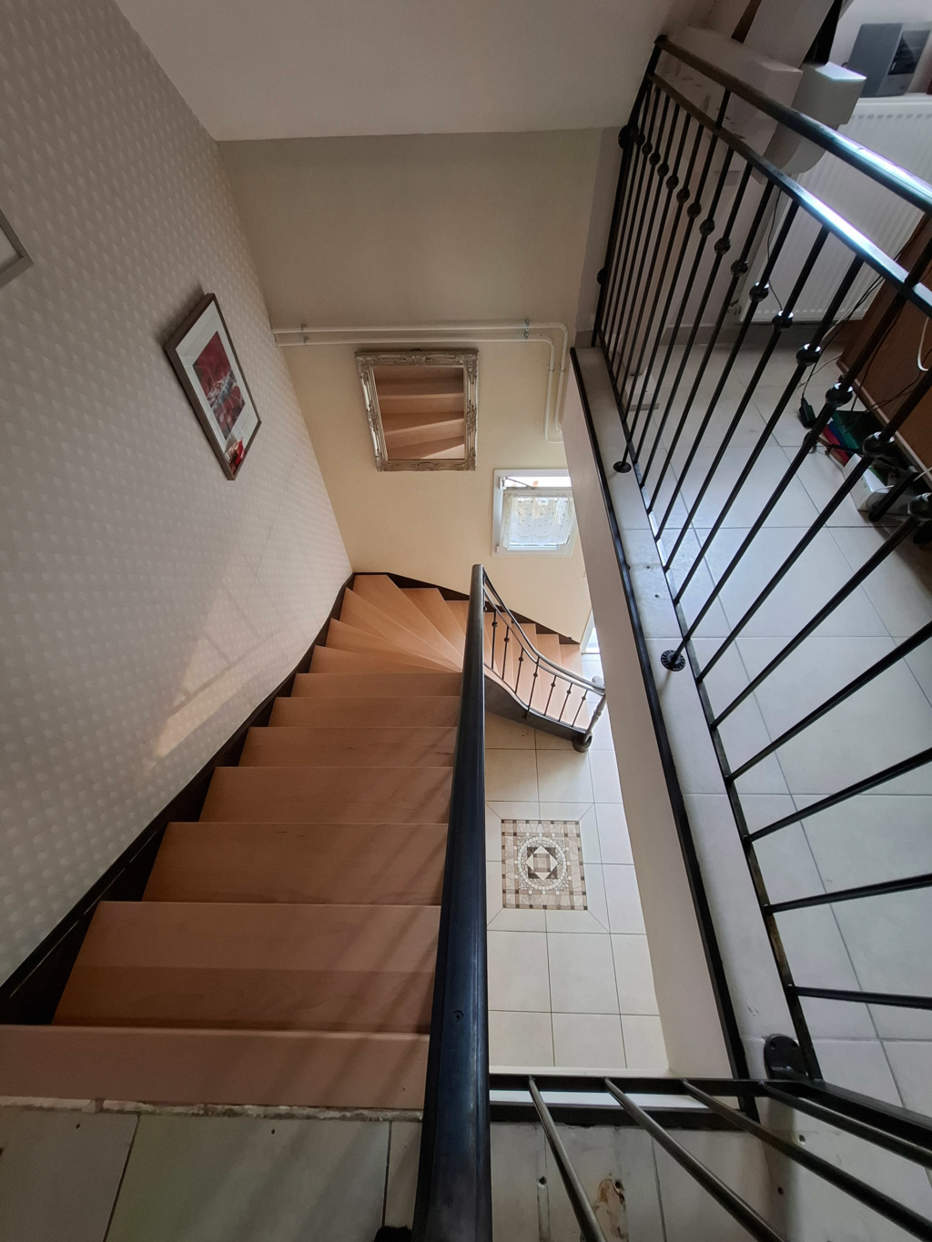 Escalier en acier patiné et hêtre intégré à l’architecture du projet Anne