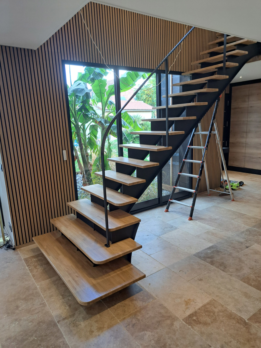 Escalier à double limon en acier thermolaqué réalisé pour le projet Arnaud