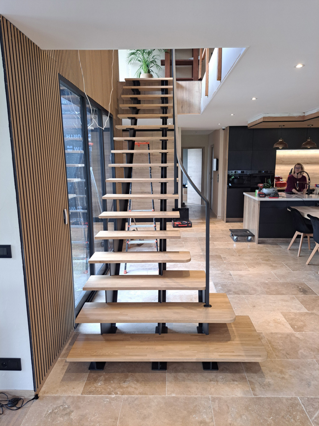 Escalier à double limon en acier thermolaqué conçu pour une entrée de 1,5 m