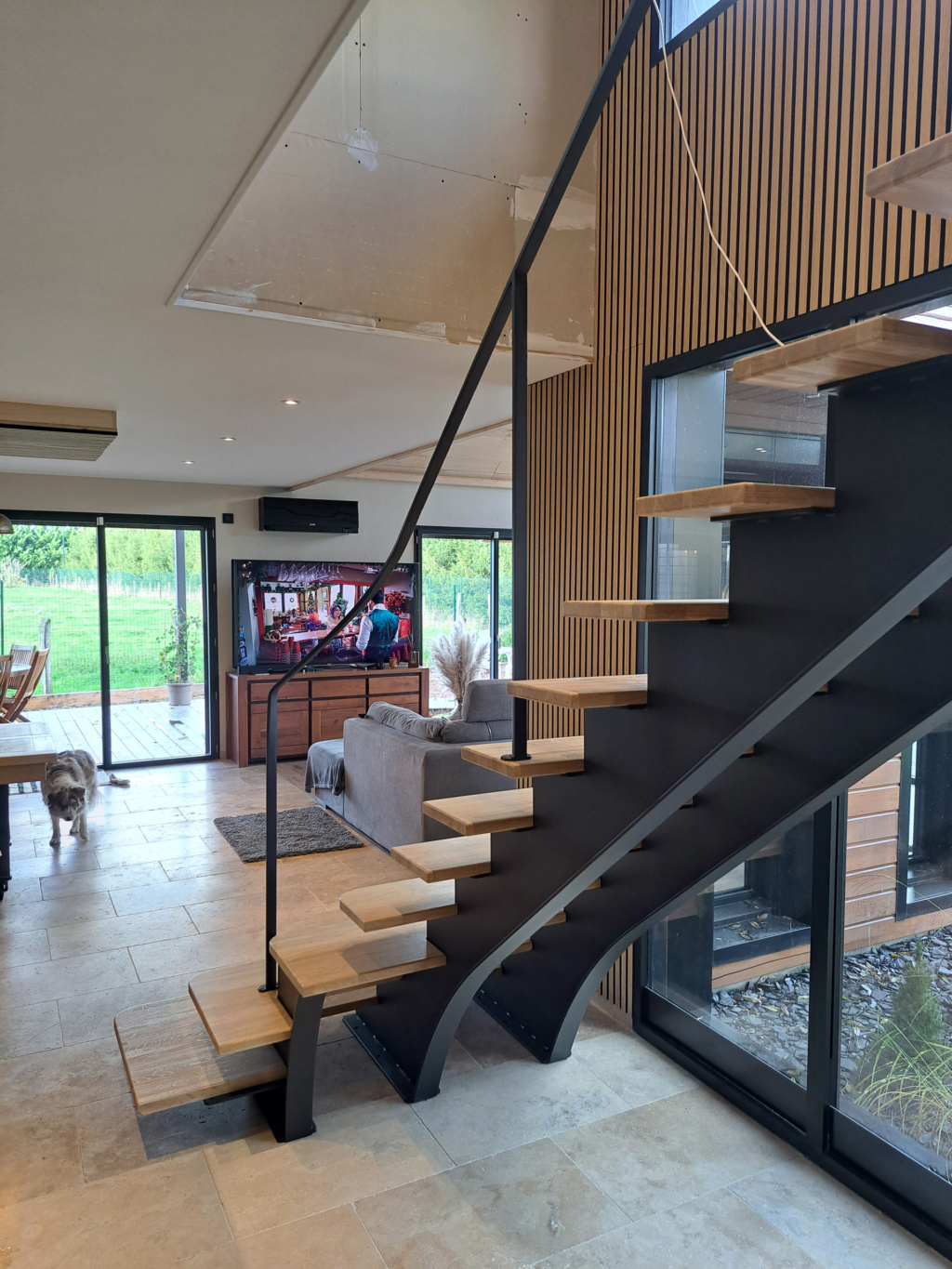 Finition acier thermolaqué sur escalier design à double limon