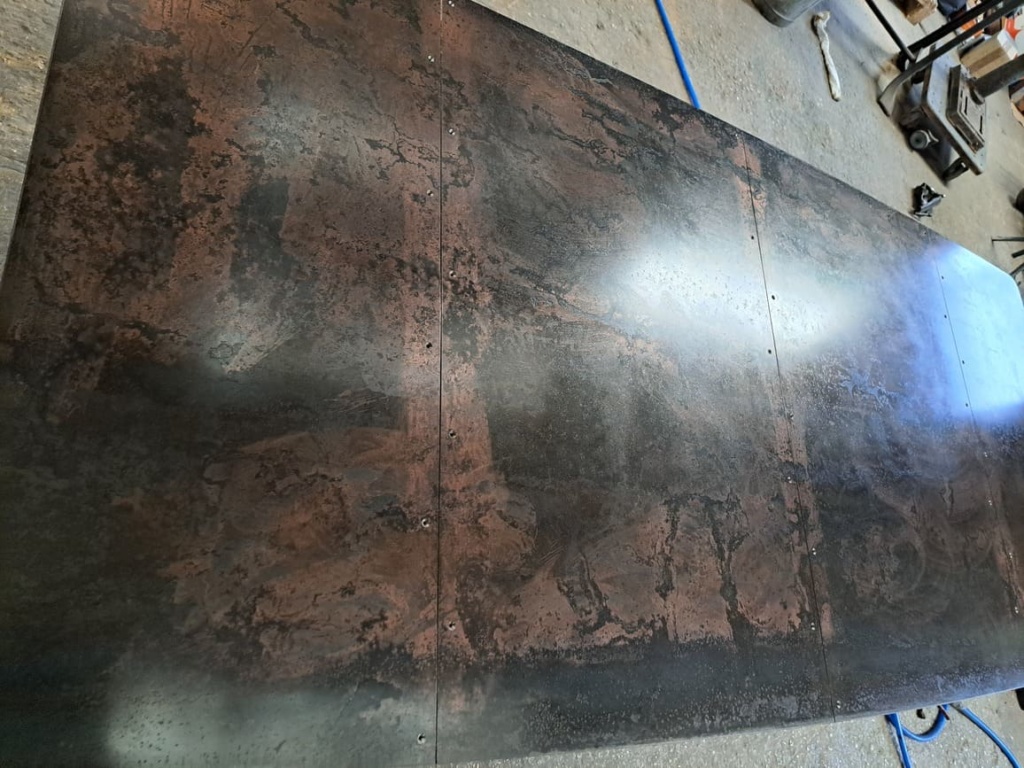 Création carte blanche en acier patiné et tôle brute