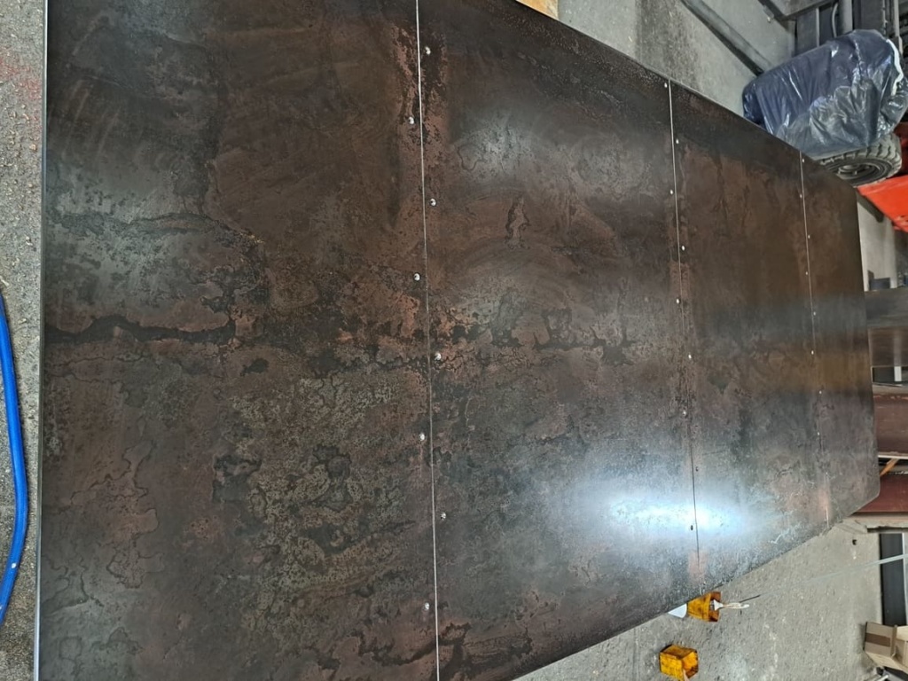 Plateau en tôle brute vieillie finition huile dure