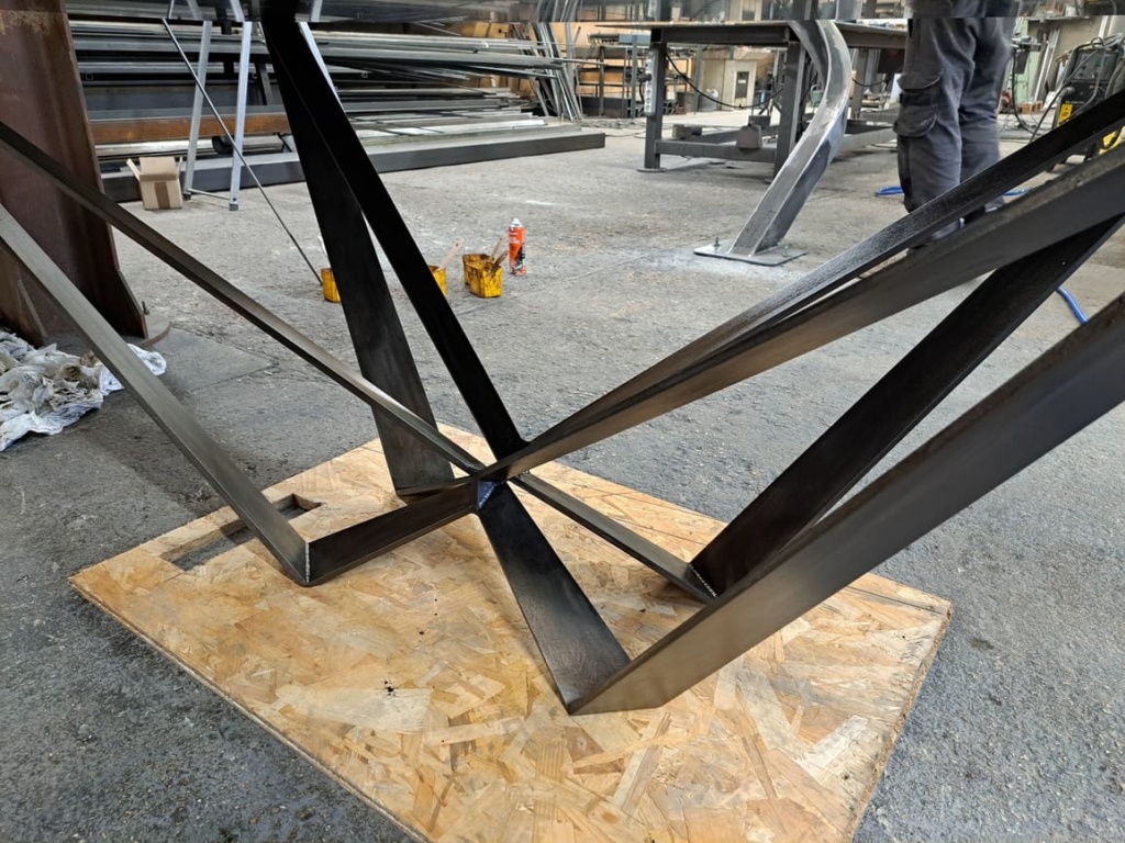 Détail de tôle brute figurée sur plateau