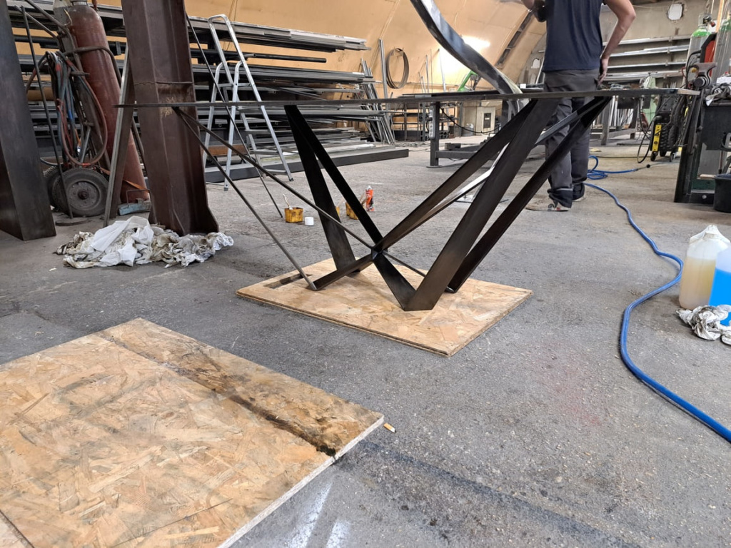 Plateau en acier brut vieilli élément central de la création