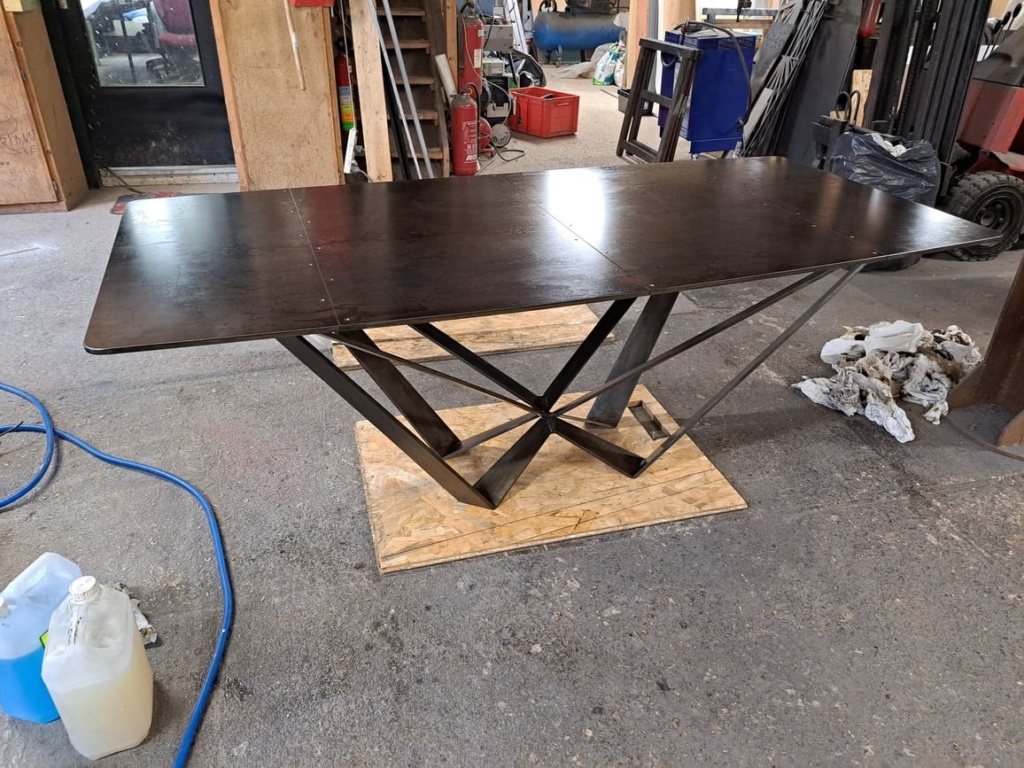 Travail artisanal de l’acier patiné