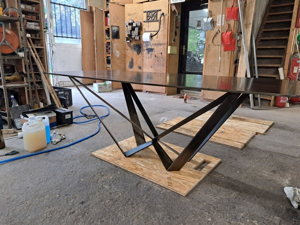 Pièce unique en acier patiné et tôle brute