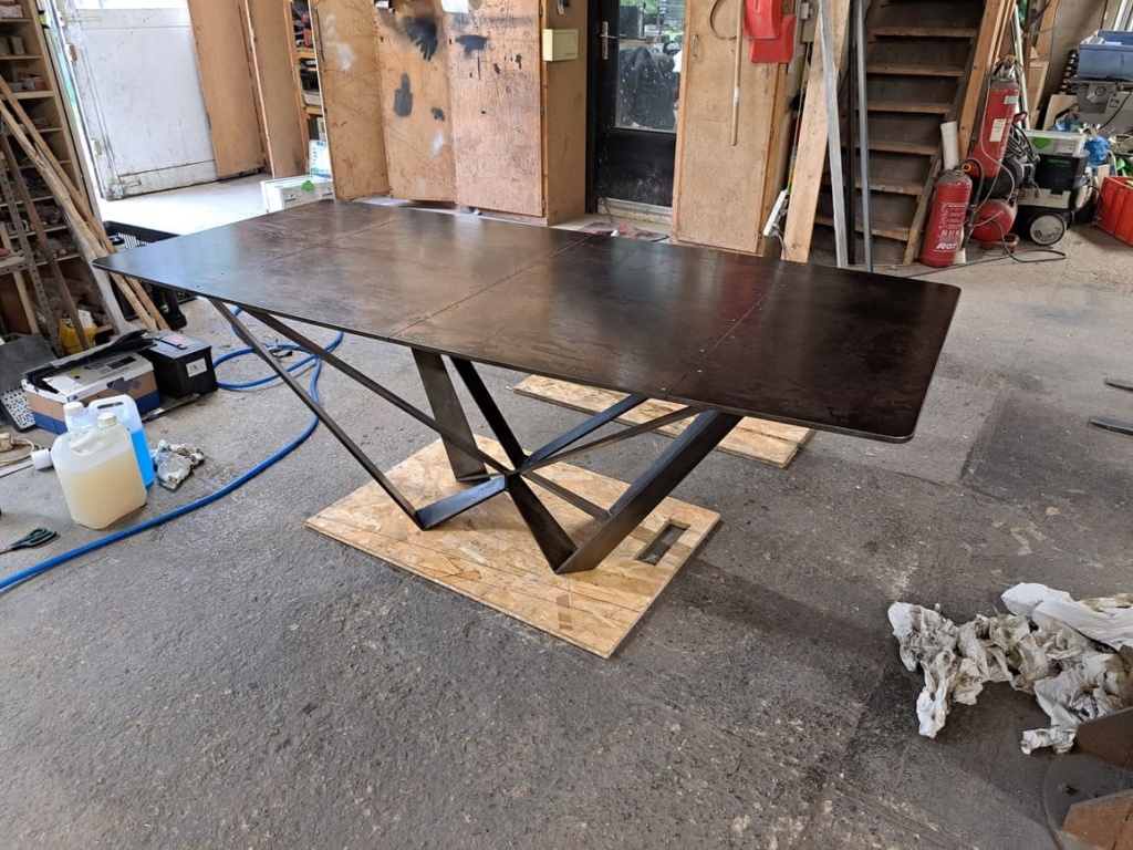 Détail de finition huile dure sur tôle brute