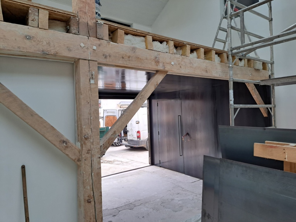 Porte en acier brut dégraissé et verni