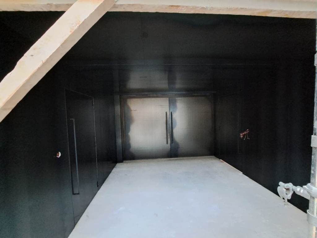 Habillage mural en acier brut dans un loft