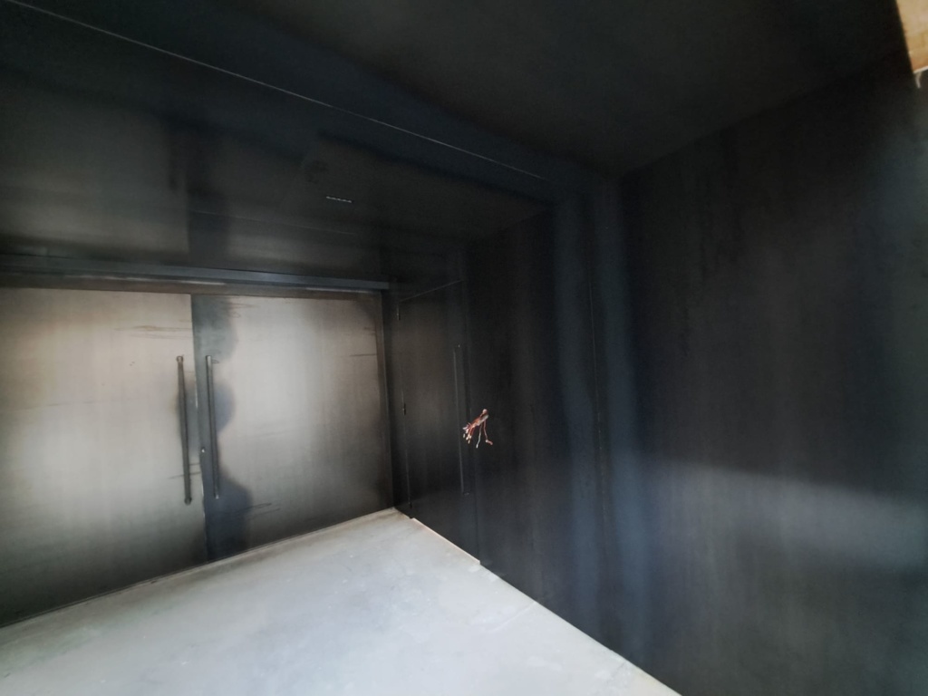 Habillage plafond en acier pour pièce d’accueil