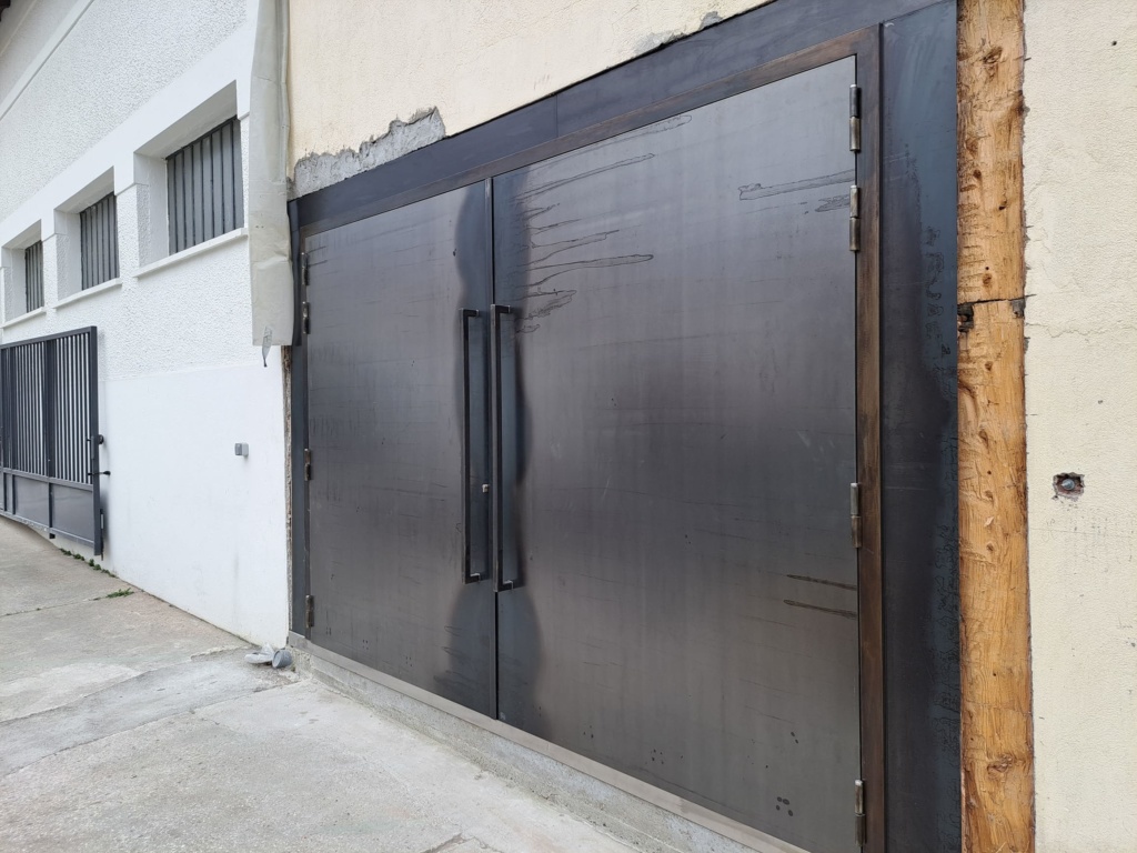 Aménagement intérieur en acier brut verni