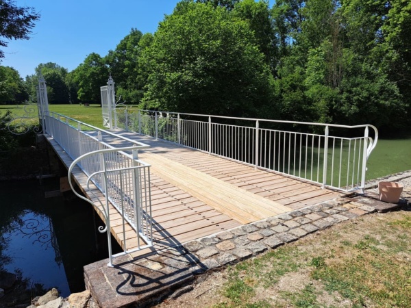 Garde-corps du pont du Chateau de Droupt st Basle