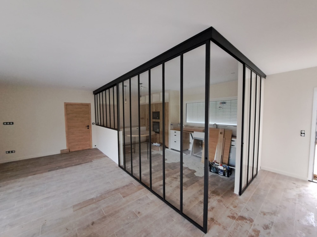 Verrière modulable en acier thermolaqué et verre feuilleté