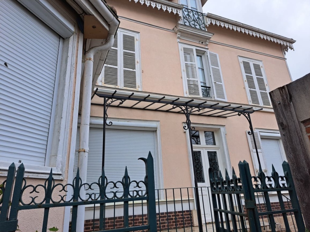 Marquise en acier thermolaqué et verre feuilleté pour terrasse