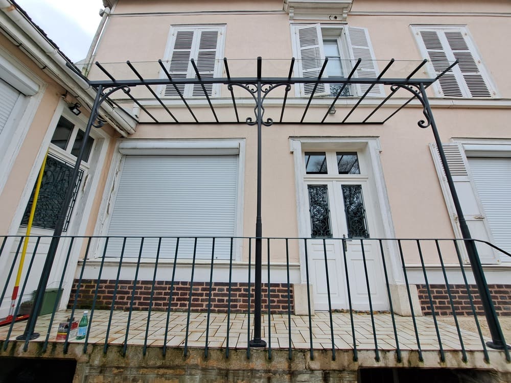 Marquise extérieure protégeant les huisseries de la pluie