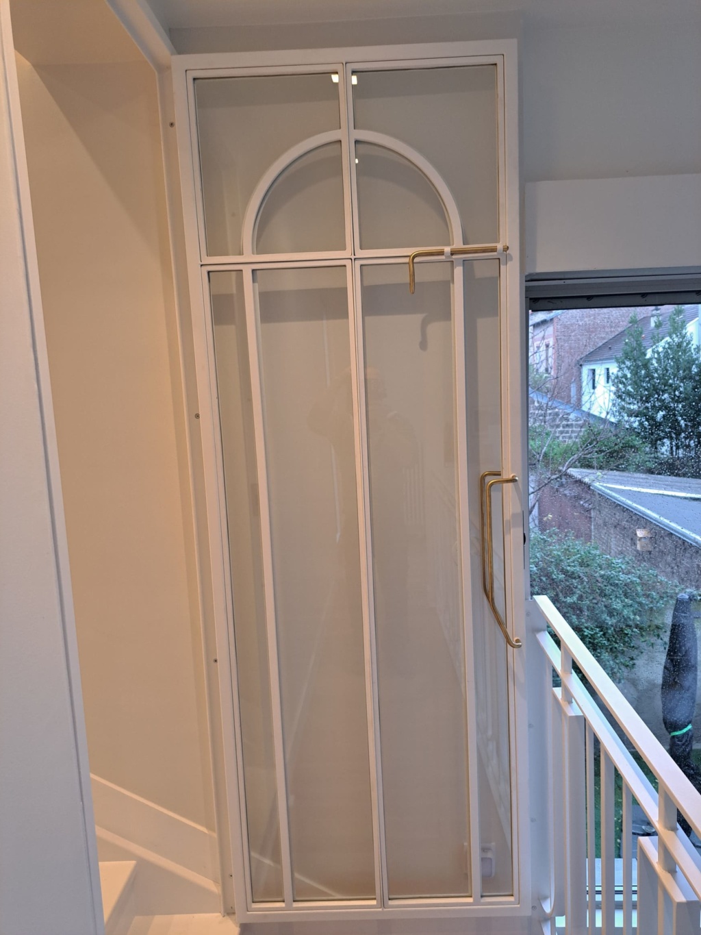 Détail de porte en acier thermolaqué