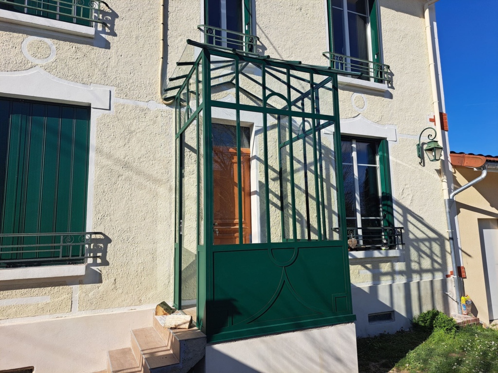 Détail de verrière d’entrée en verre feuilleté