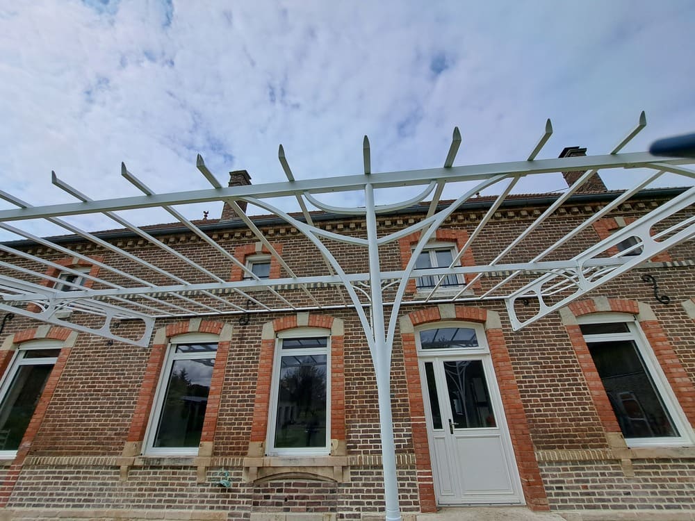 Marquise extérieure grand format sur poteaux acier