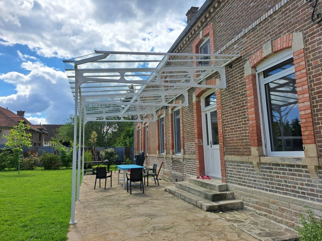 Marquise XL sur poteaux en acier thermolaqué et verre feuilleté