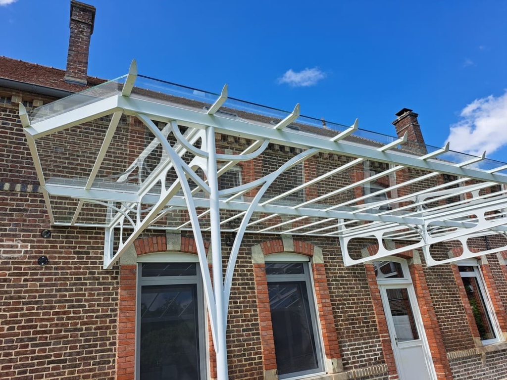 Marquise design personnalisée sur poteaux