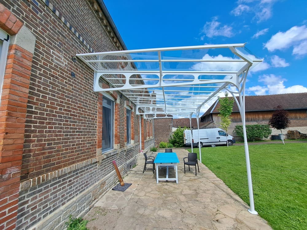 Marquise XL sur poteaux en acier thermolaqué et verre feuilleté