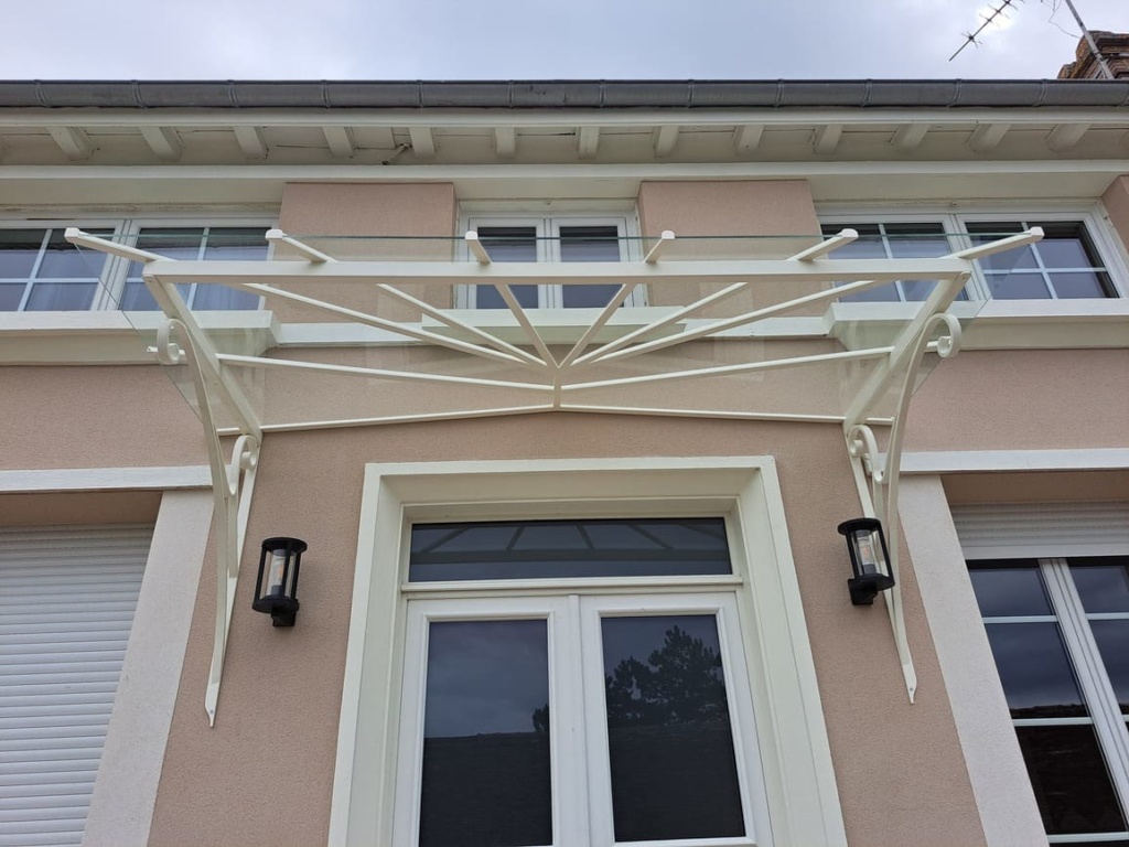 Marquise moderne offrant une protection contre la pluie