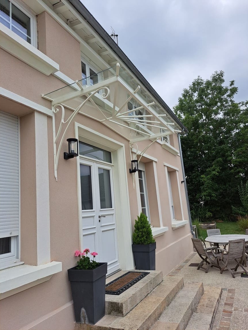 Marquise en acier thermolaqué et verre feuilleté