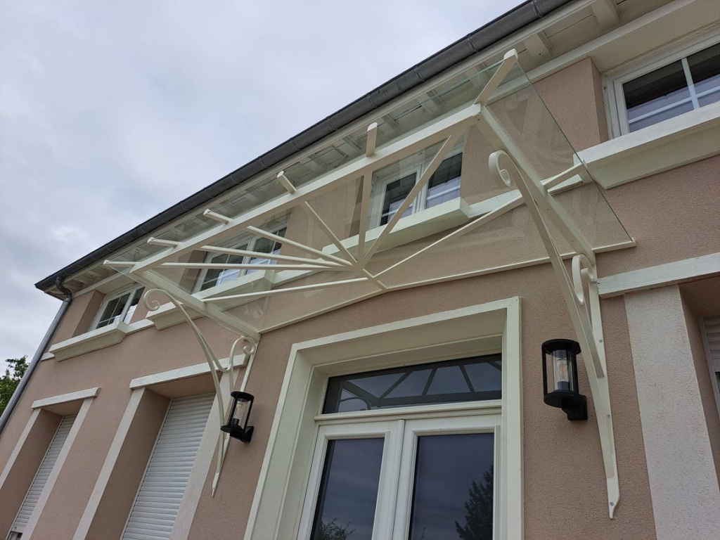 Détail de marquise en verre feuilleté et structure acier