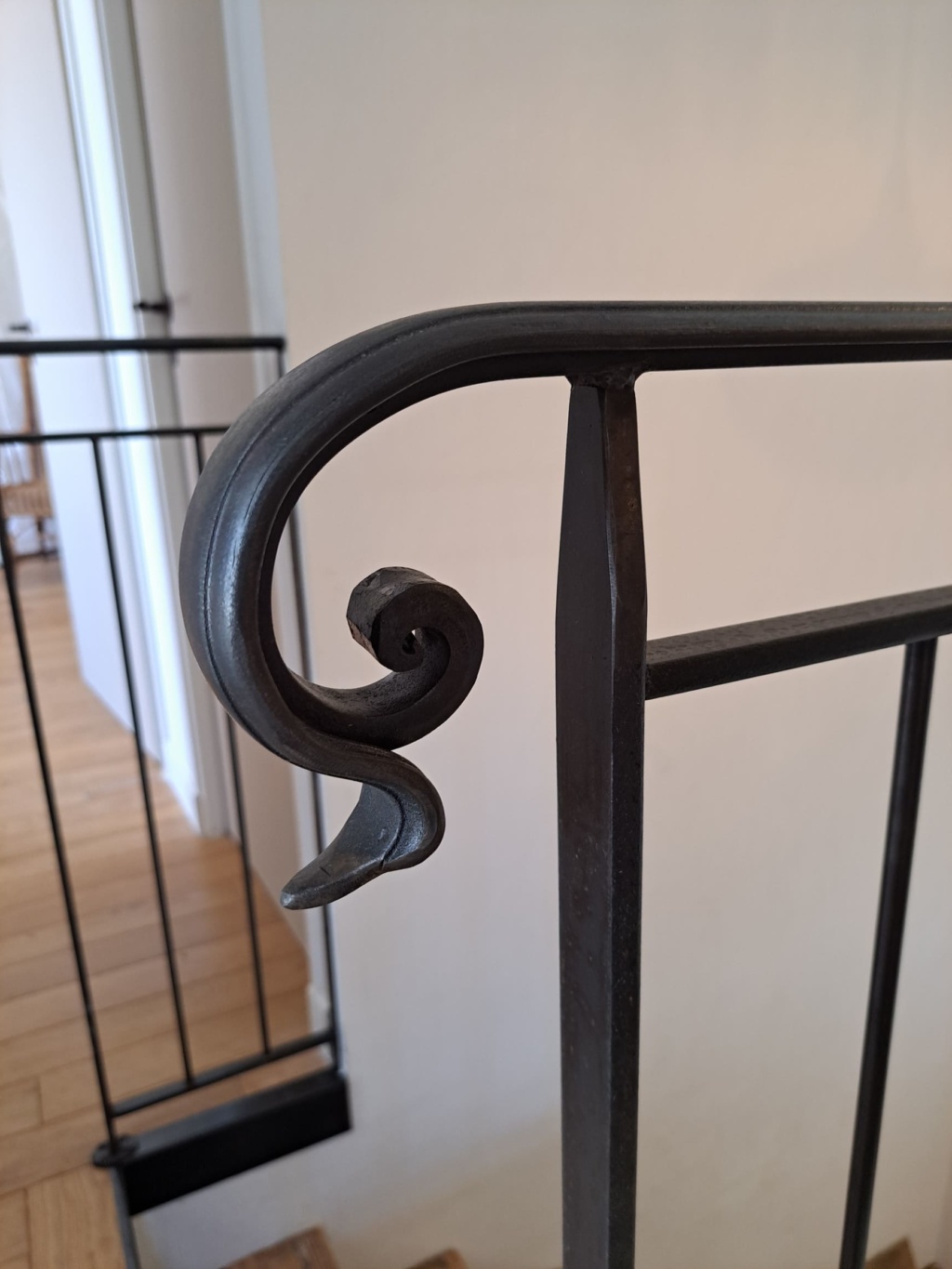 Garde-corps sur mesure en acier patiné et verre trempé feuilleté