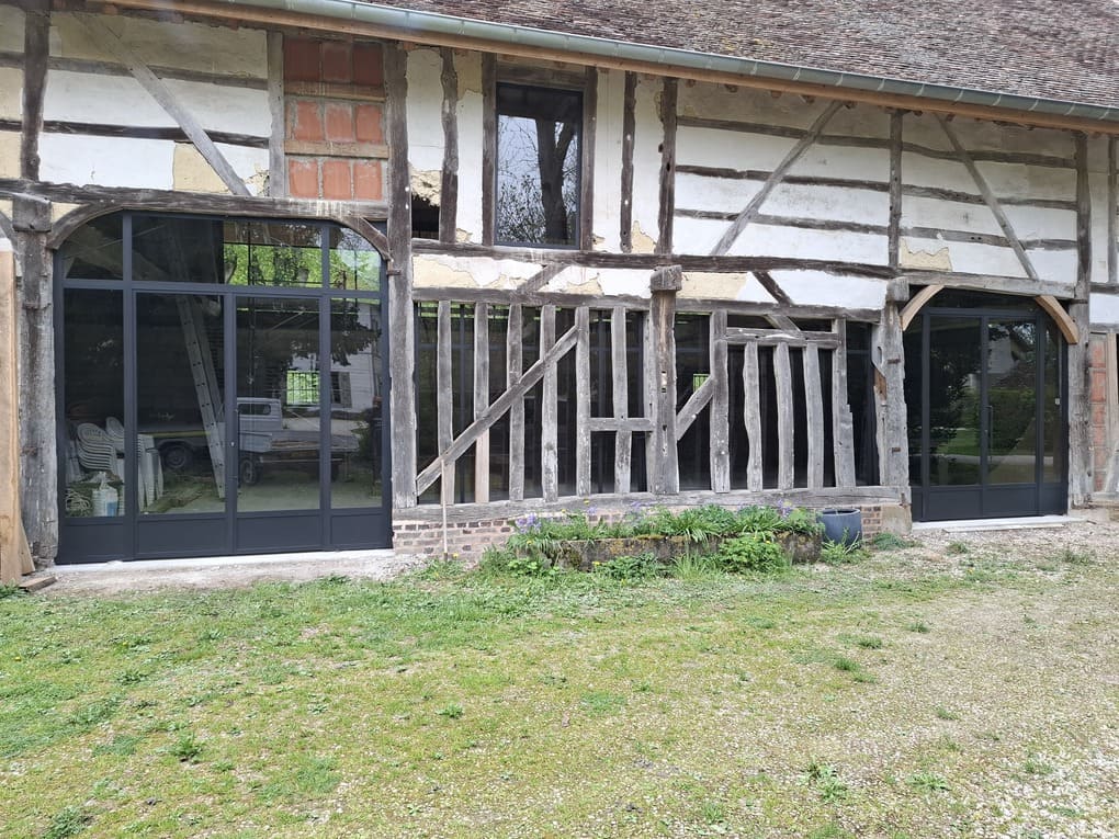 Portes et verrières fixes en acier thermolaqué