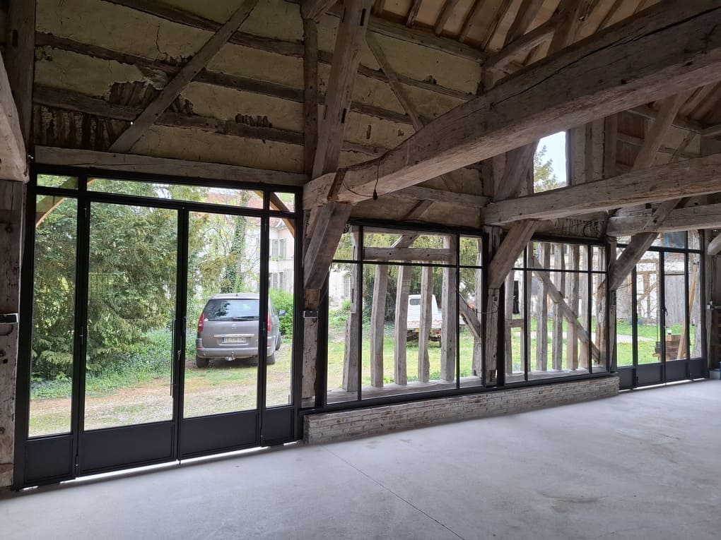 Détail de verrière fixe en acier thermolaqué