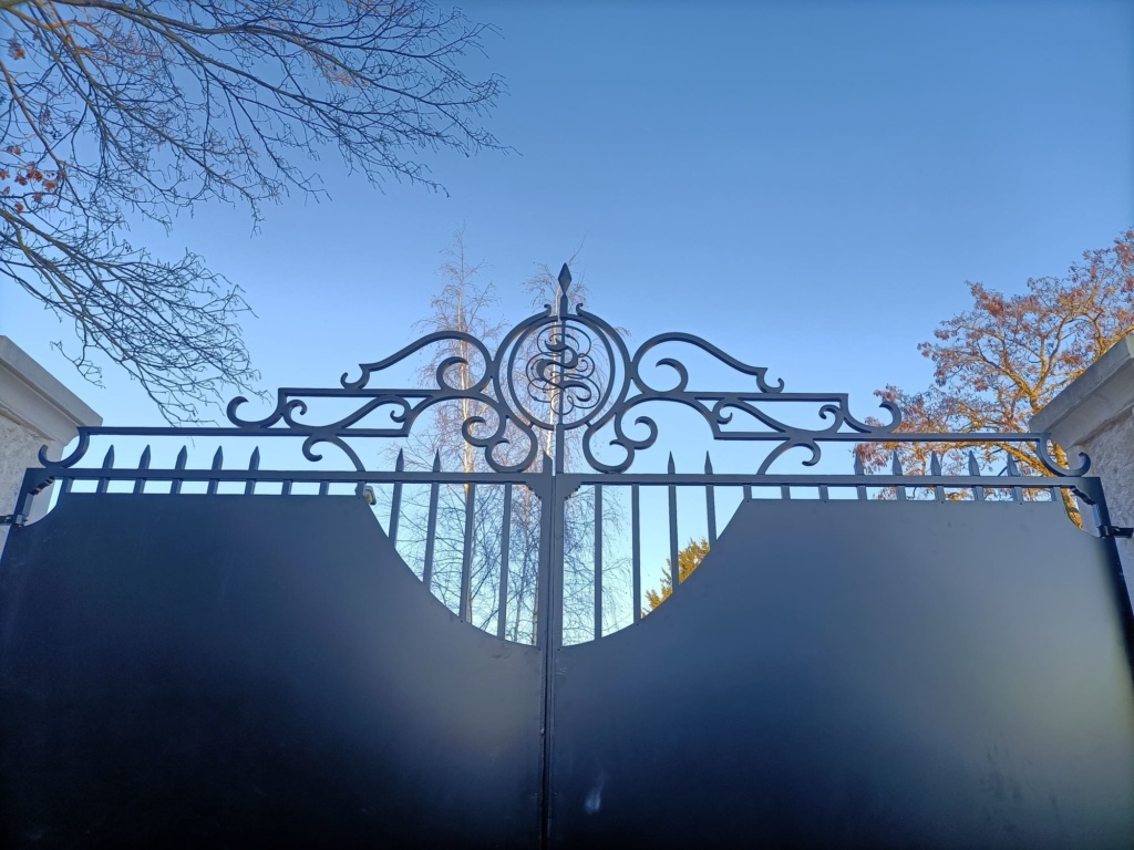 Ferronnerie sur mesure avec initiales du client en acier et verre feuilleté