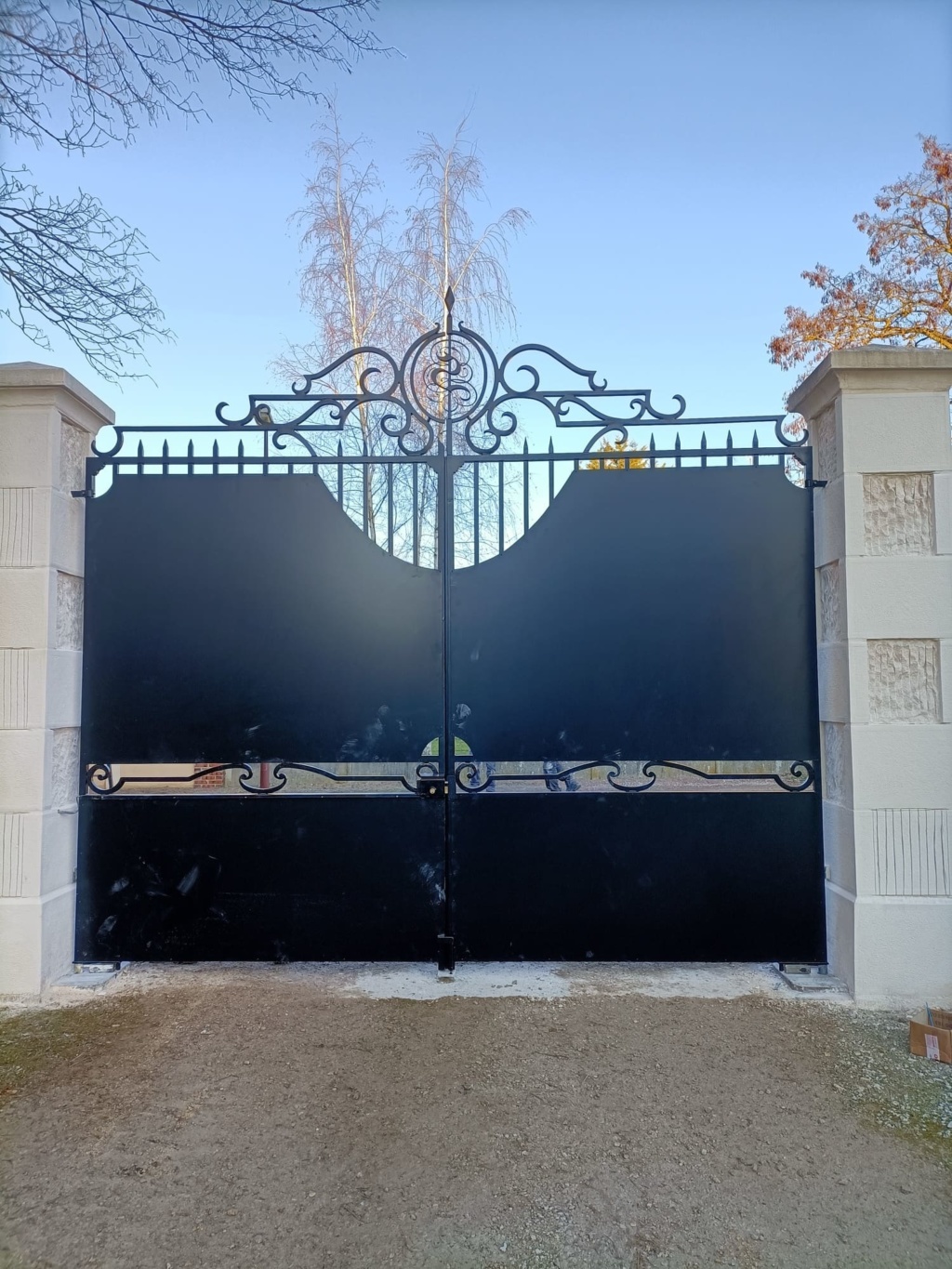 Ferronnerie sur mesure avec initiales du client en acier et verre feuilleté