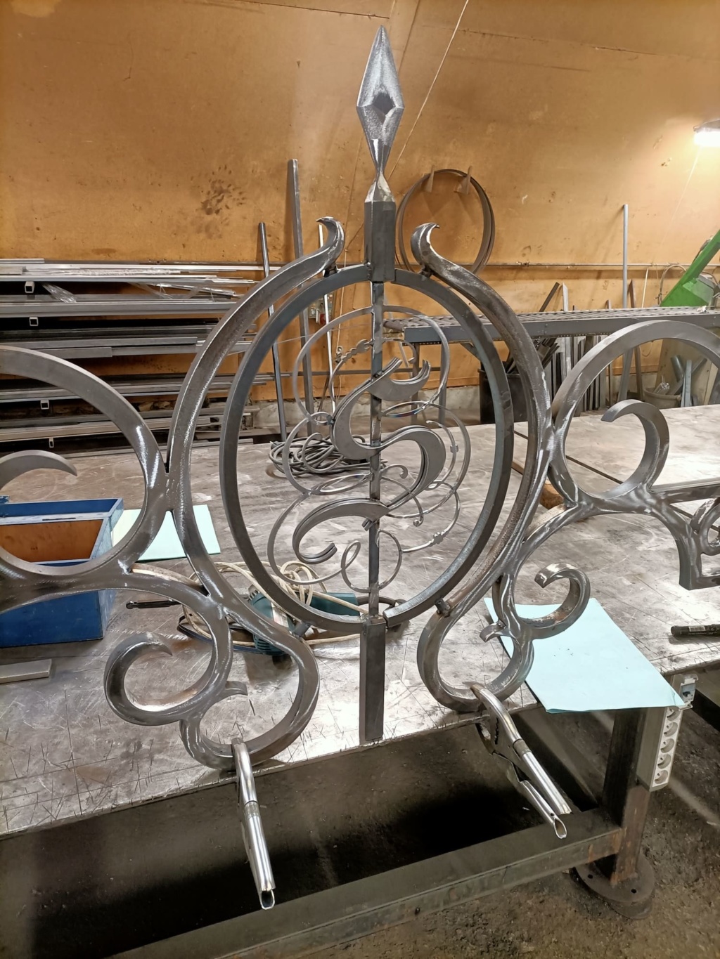 Ferronnerie personnalisée intégrant les initiales du client