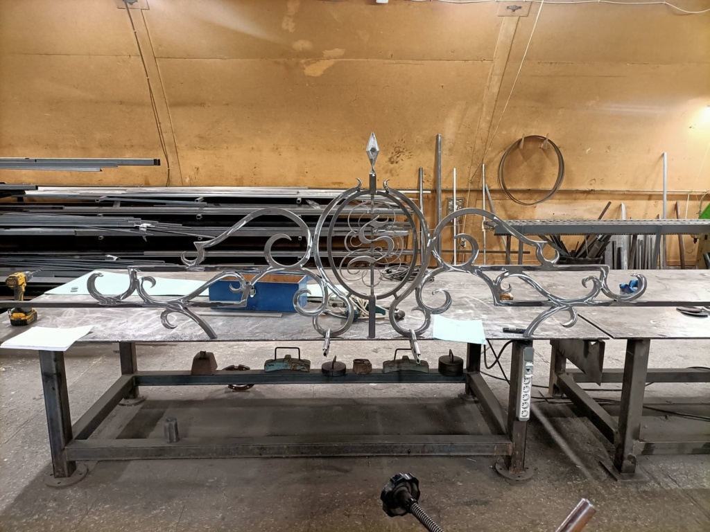 Détail de ferronnerie en acier avec verre feuilleté à petites mailles